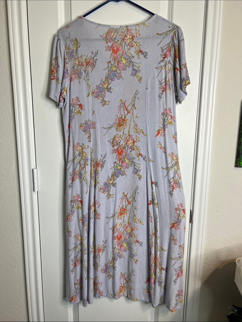 Soft Lavender Floral V-Neck Midi Dress with Pockets - Picture 4 of 4